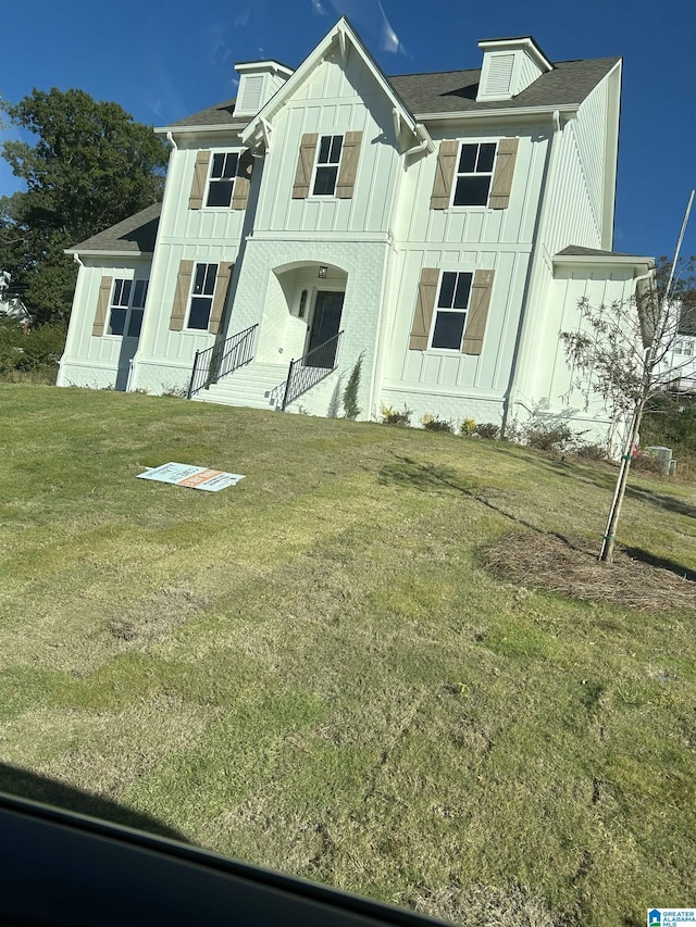 view of front of property with a front lawn