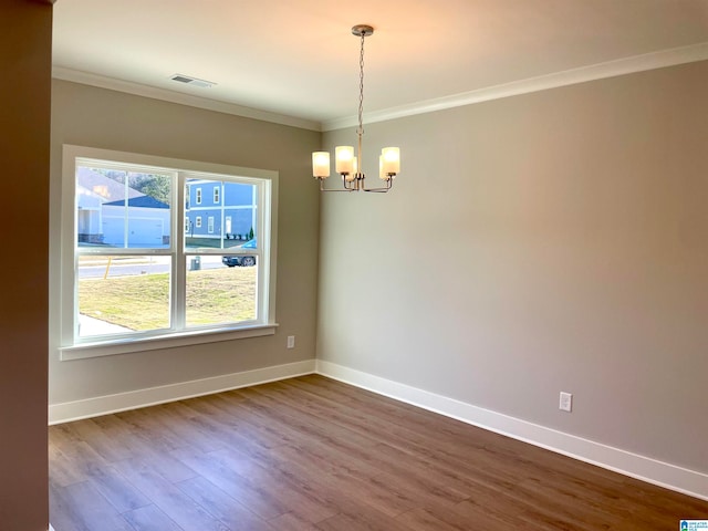 unfurnished room with ornamental molding, light hardwood / wood-style flooring, and an inviting chandelier