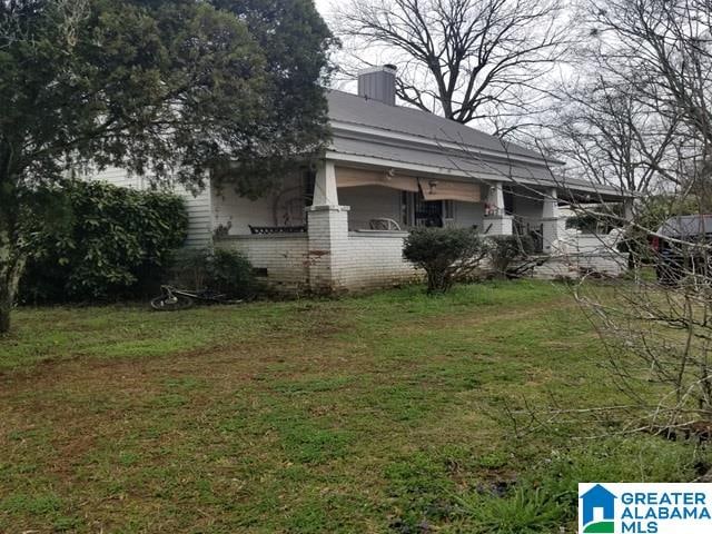 view of front of property featuring a front yard