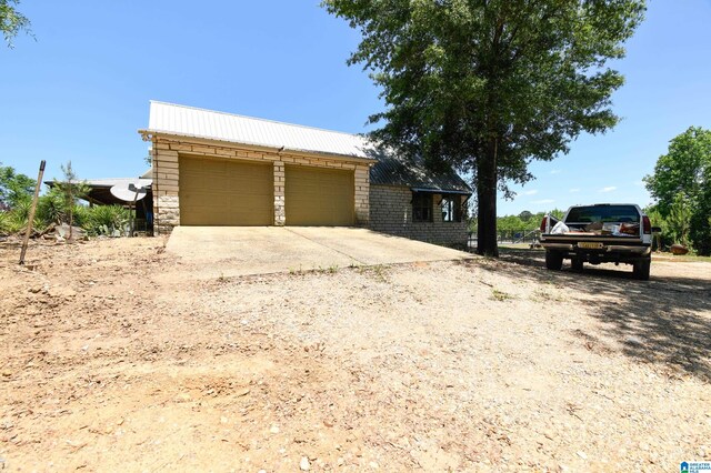 view of front facade with a garage