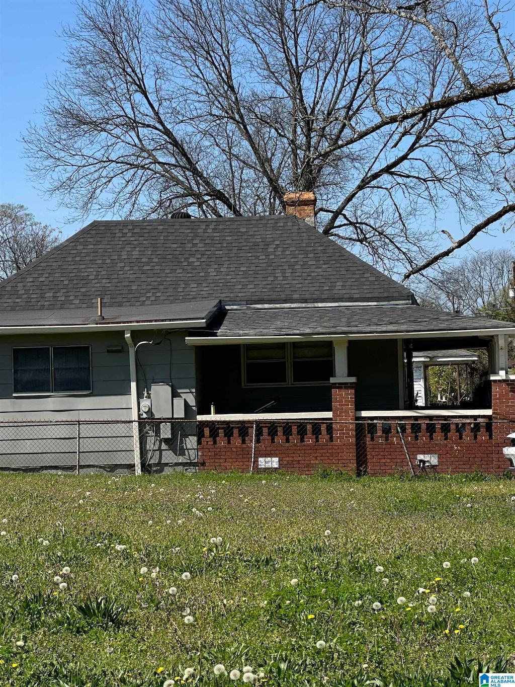 view of front facade with a front lawn