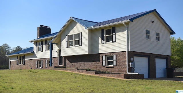 view of front of home featuring a front lawn and a garage