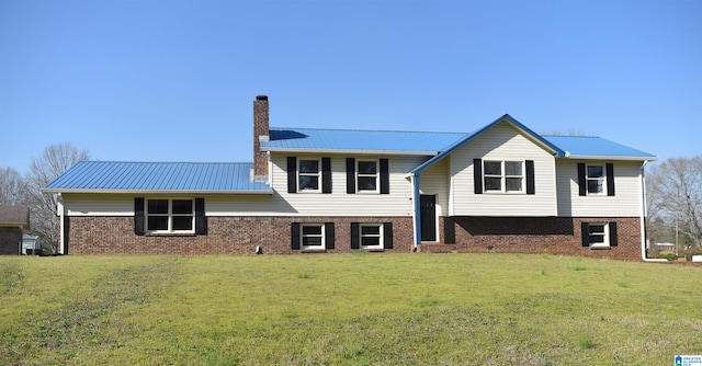 split foyer home with a front yard