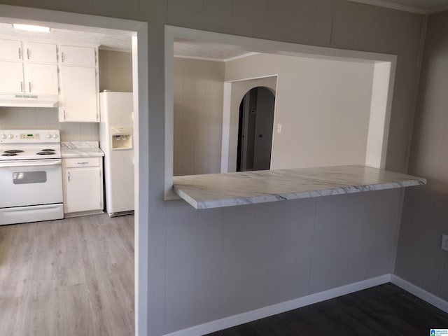 kitchen featuring white cabinetry, crown molding, kitchen peninsula, light hardwood / wood-style flooring, and white appliances