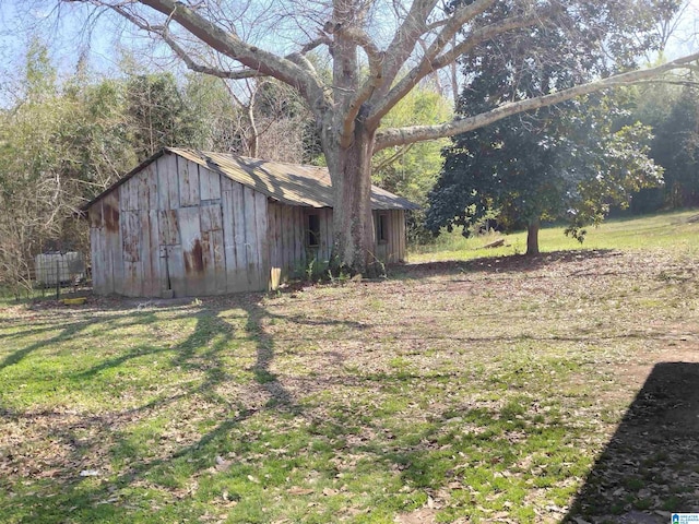 view of yard featuring an outdoor structure