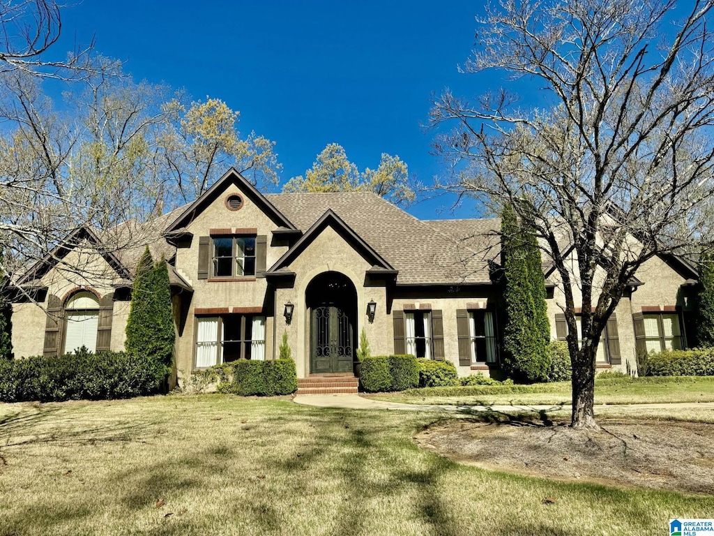 view of front facade featuring a front yard