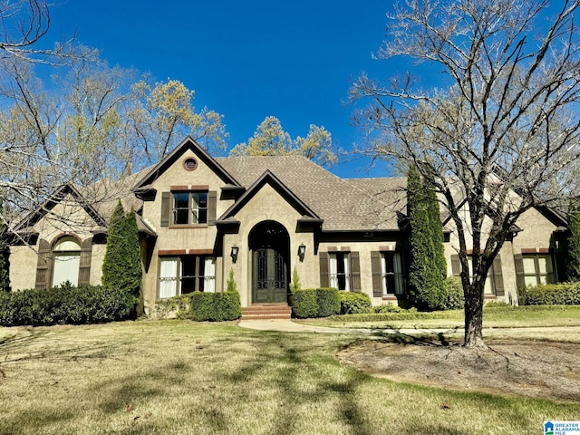 view of front facade featuring a front yard