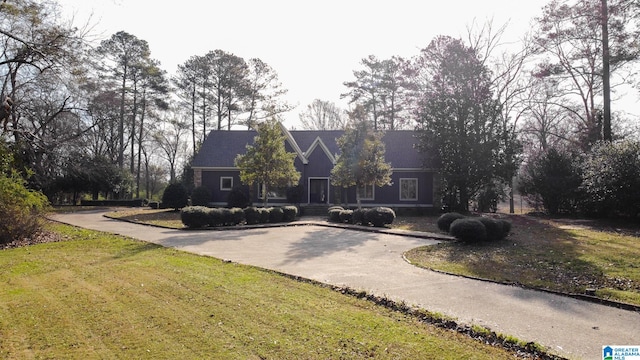 view of front of property with a front yard