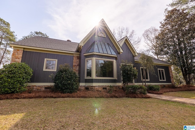 view of front of house featuring a front lawn