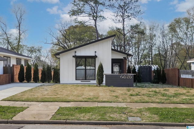 view of front facade featuring a front yard