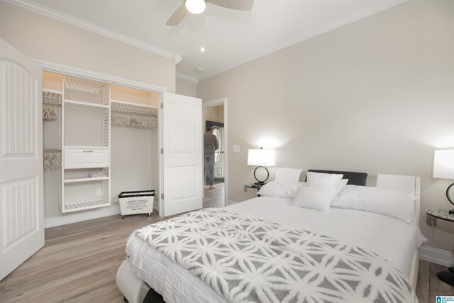 bedroom with ceiling fan, crown molding, light wood-type flooring, and a closet