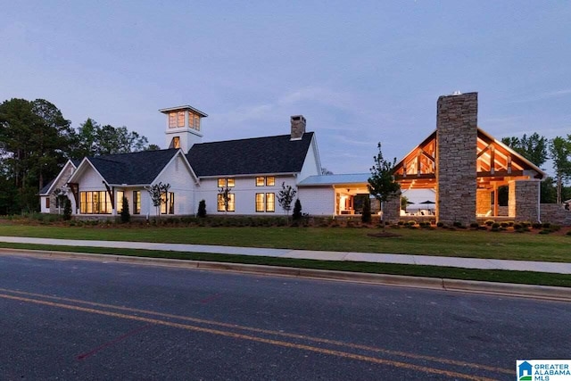 view of front of property featuring a front lawn