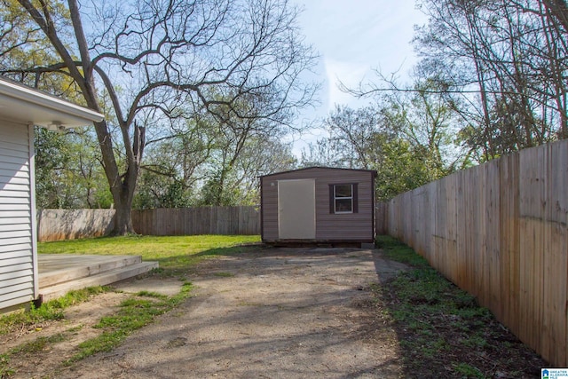 view of yard featuring a shed