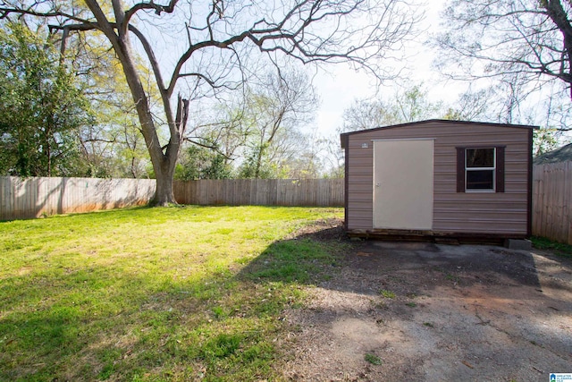 view of yard with a storage unit