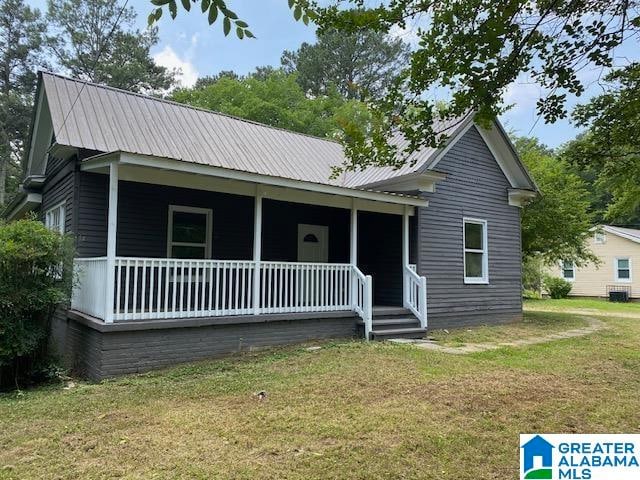 view of front of property with a porch and a front lawn