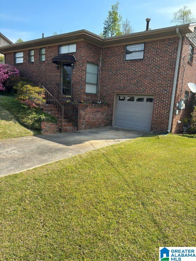 view of front of home featuring a front yard and a garage