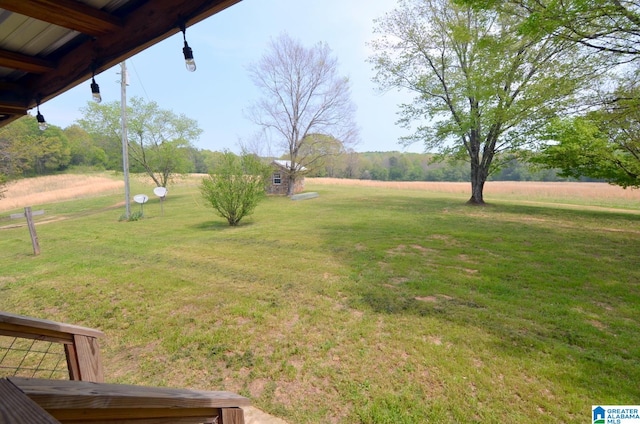 view of yard featuring a rural view