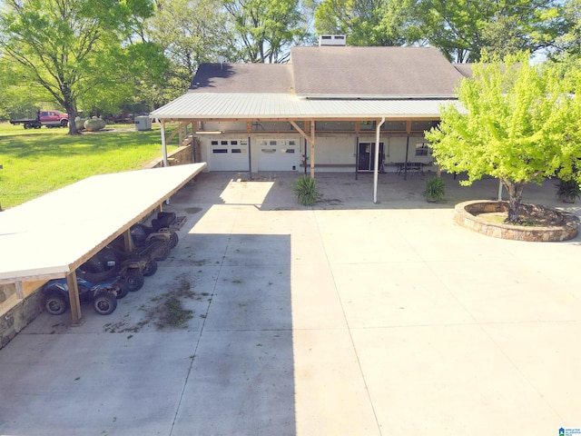 view of front of property featuring a front yard