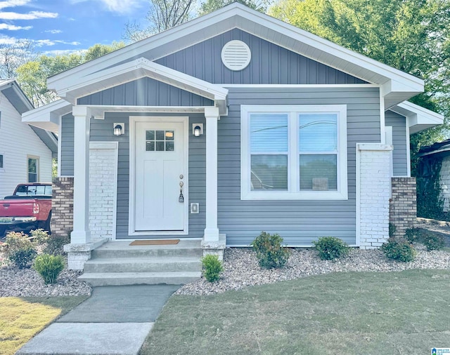 view of front of property featuring a front yard