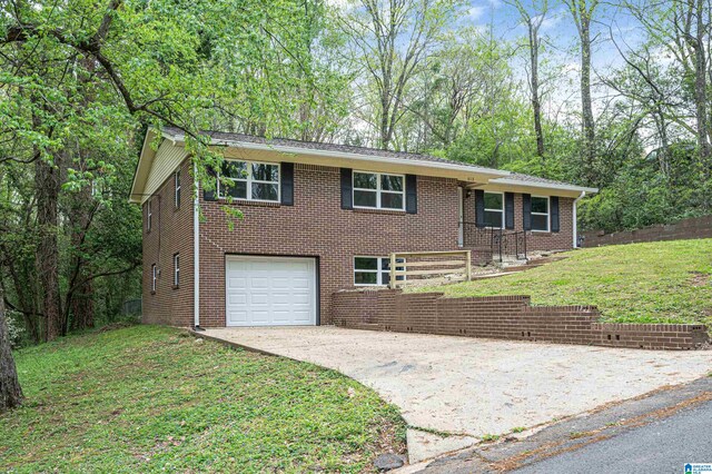 view of front of property featuring a front lawn and a garage