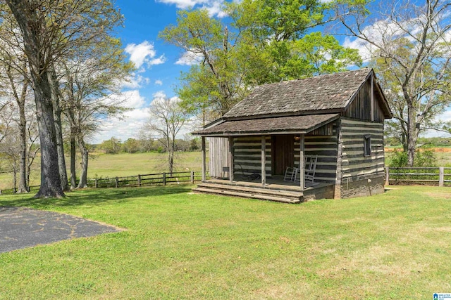 view of yard featuring a rural view and an outdoor structure