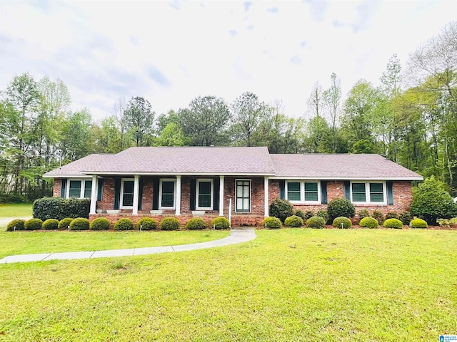 ranch-style home featuring a front lawn