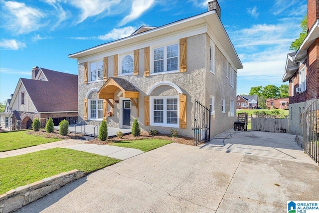 view of front of property featuring a front lawn