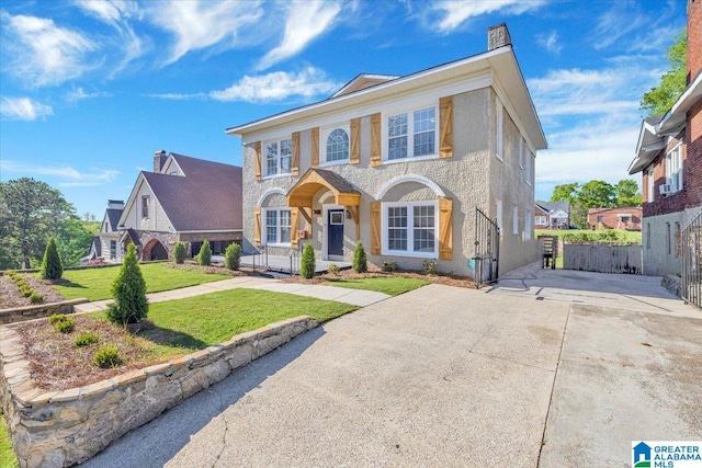 view of front of home featuring a front yard