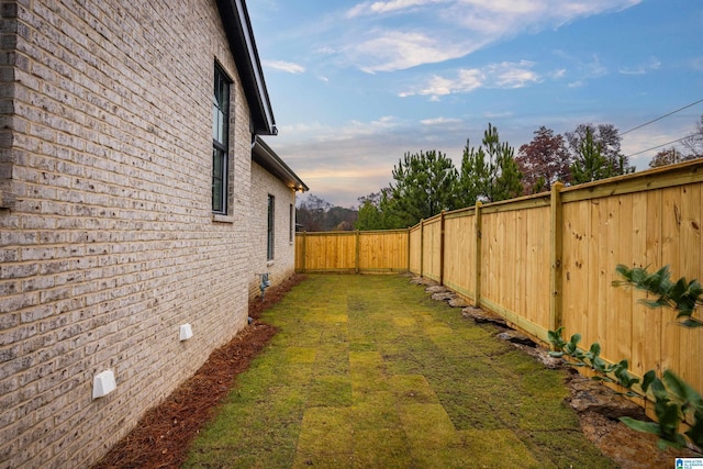 view of yard at dusk