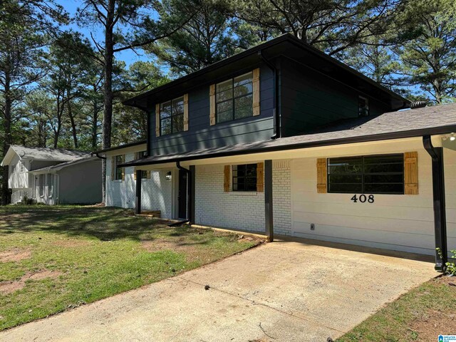 view of front of property with a front yard