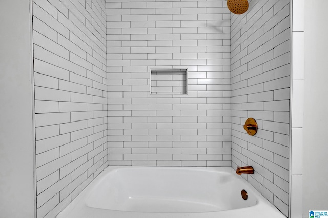 bathroom featuring tiled shower / bath combo