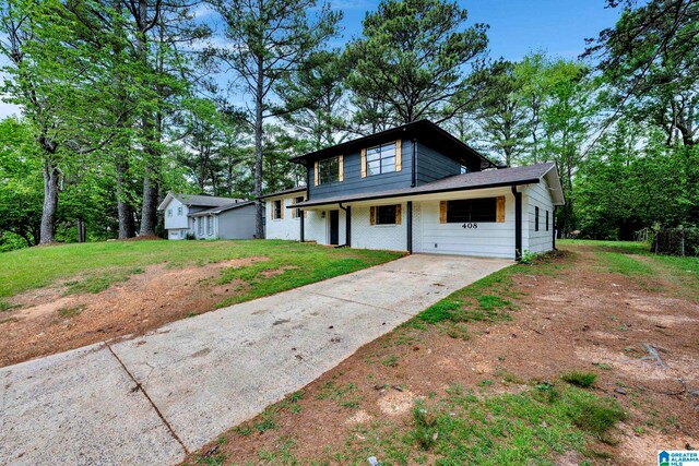 view of front of house with a front lawn