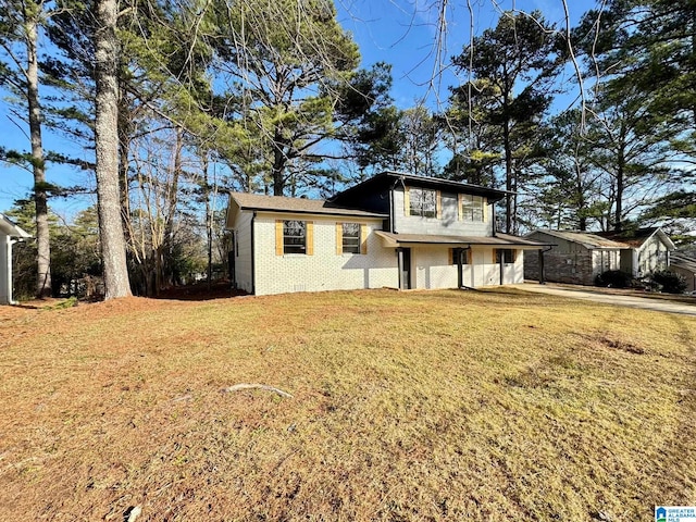 view of front of home with a front lawn