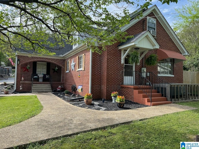 view of front of house with a front lawn