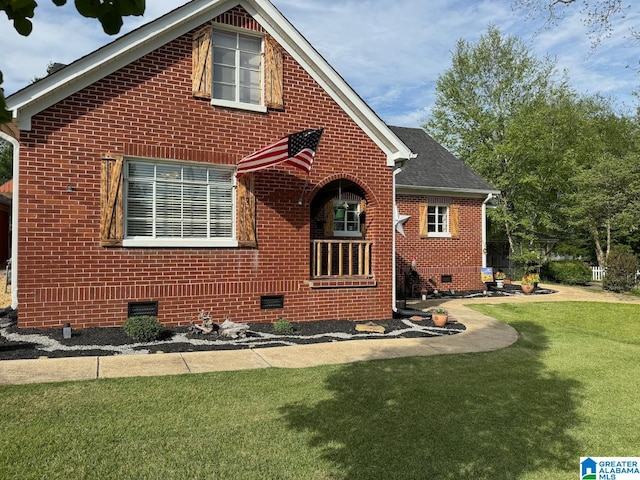 view of front of home featuring a front yard