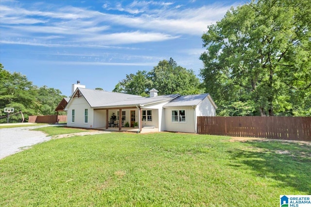 single story home with a front yard