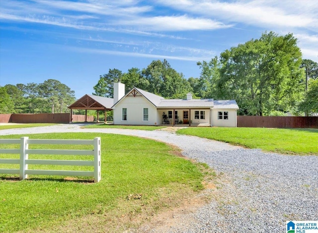 single story home with a front yard