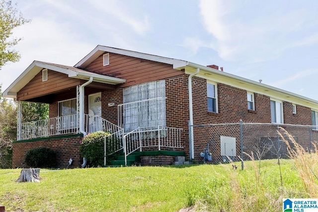 view of front of home featuring a front yard