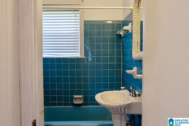 bathroom with a wealth of natural light and tiled shower / bath