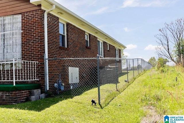 view of side of property featuring a lawn