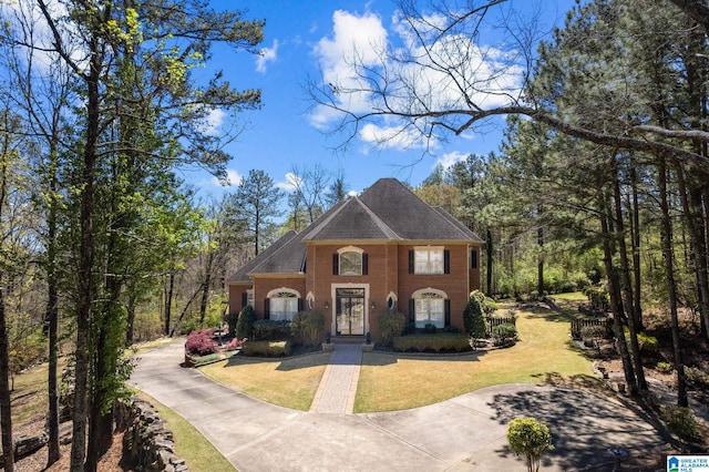 view of front facade with a front lawn