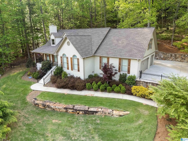 view of front of home featuring a front lawn