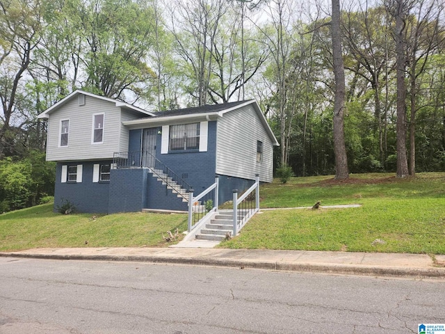 view of front of house featuring a front lawn