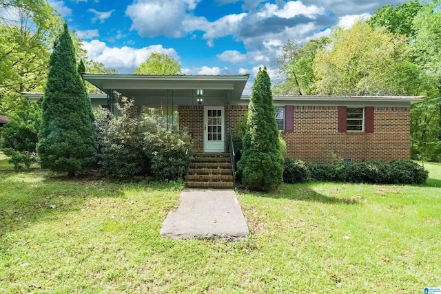 view of front of home featuring a front lawn