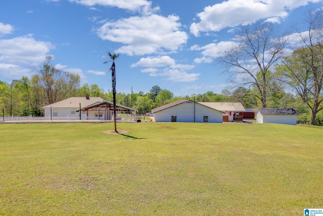 view of yard featuring an outdoor structure