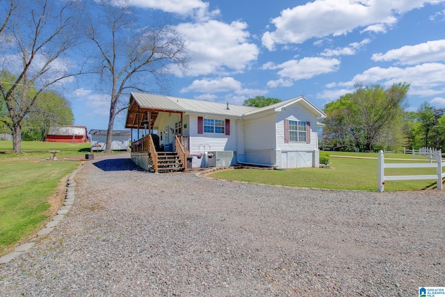 manufactured / mobile home with a front yard