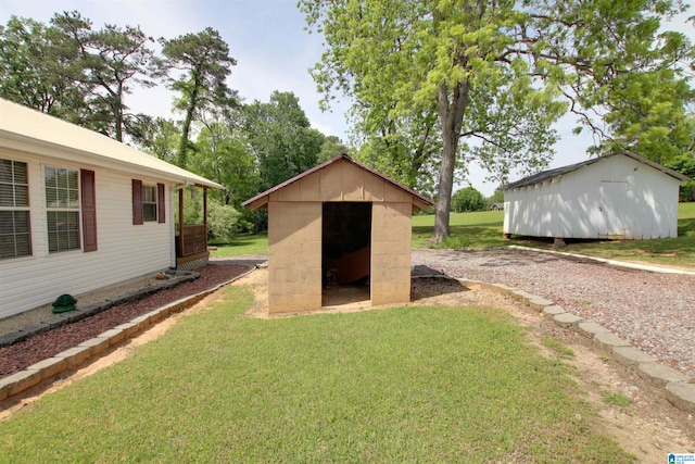 view of yard with an outdoor structure