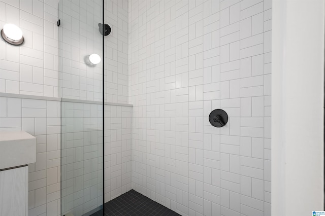 bathroom featuring a tile shower