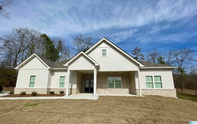 view of front of home featuring a front yard