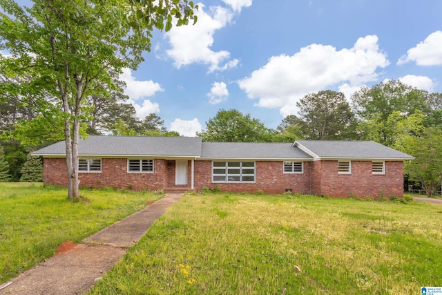 single story home featuring a front lawn